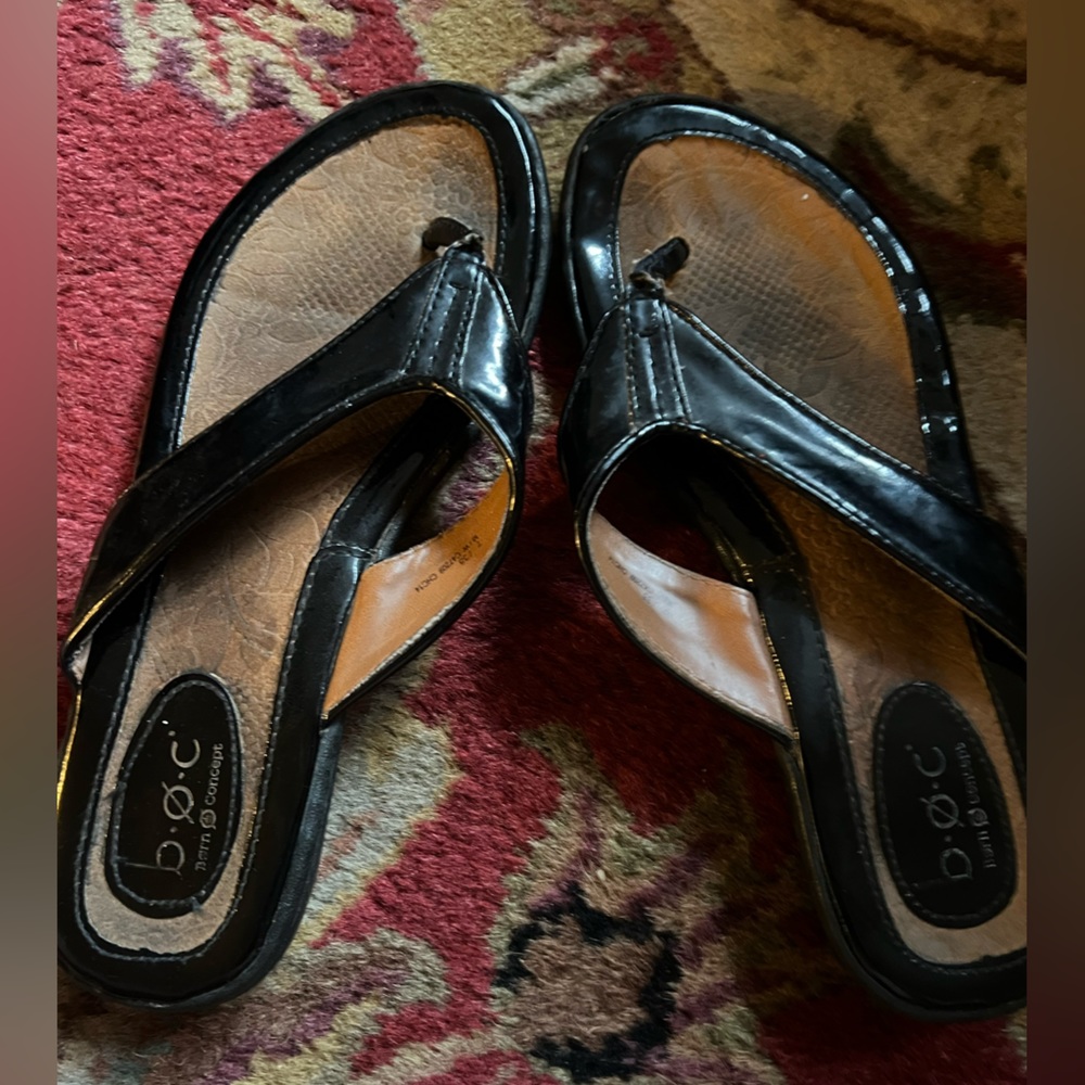 B.O.C. Patent leather flip flops woman’s